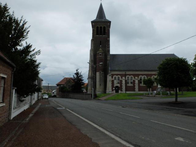 Vue de la rue de la place de Lagnicourt-Marcel, avec notamment l'église.