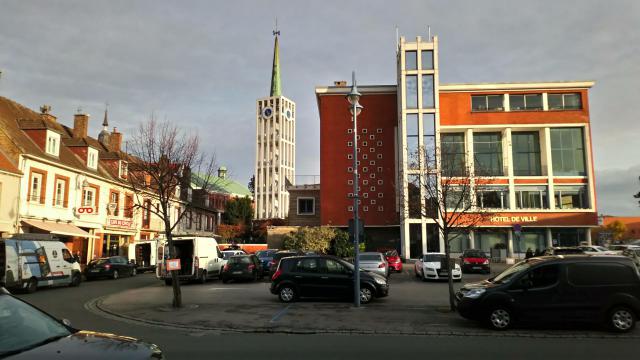 Saint-Pol-sur-Ternoise, hôtel de ville et campanile de l'église Saint-Paul