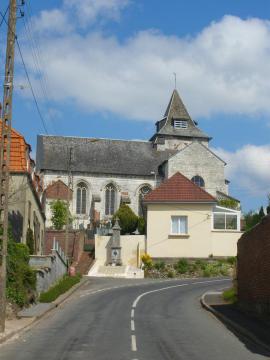 Vue de l'église Saint-Modeste et du monument aux morts de Ligny-sur-Canche.