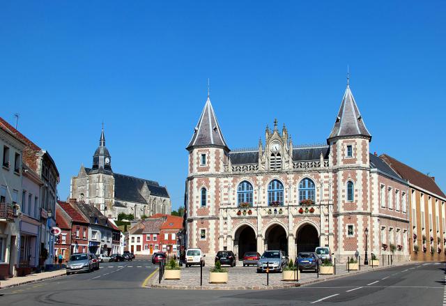 Auxi-le-Château (Pas-de-Calais) - France, l'hôtel de ville (1860) et l'église Saint-Martin (XVIème sièce).