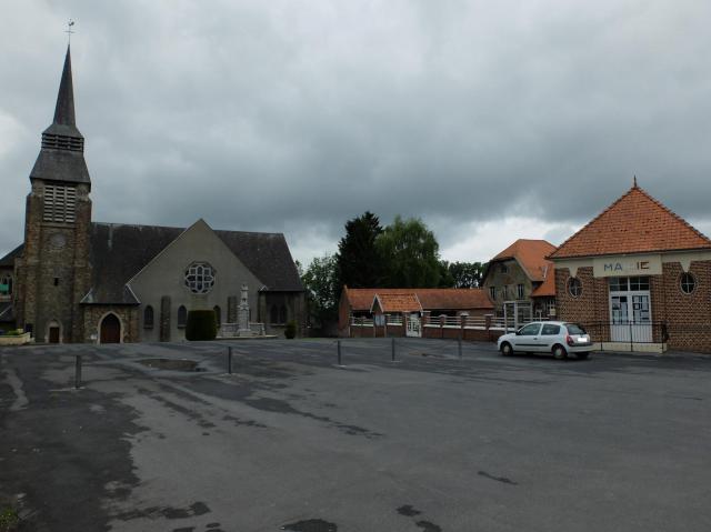 Vue de Pronville-en-Artois : la place, l'église, le monument aux morts et la mairie.