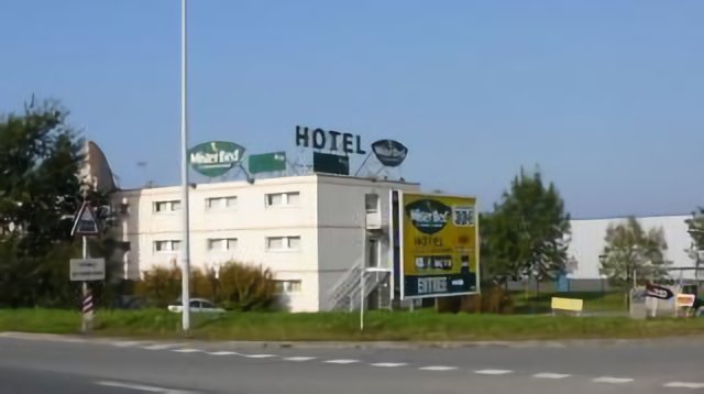 Arques in front of Crystal Factory