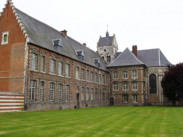 Labeuvrière, ancienne prévôté et église