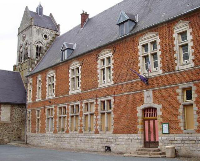 Labeuvrière, l'ancienne prévôté (actuelle mairie) et l'église