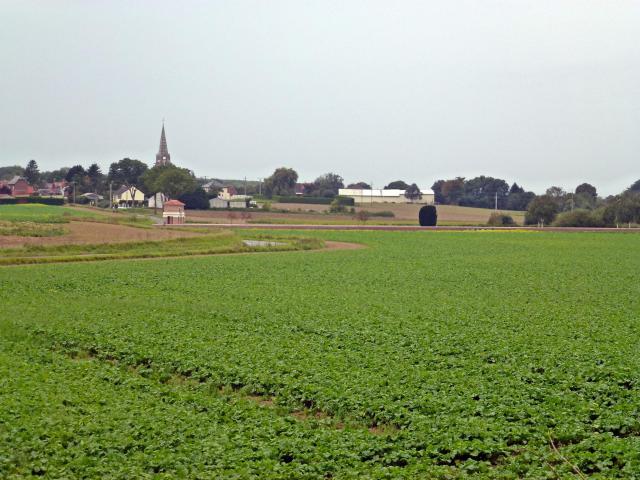 Vue du cimetière militaire et du village de Grévillers.