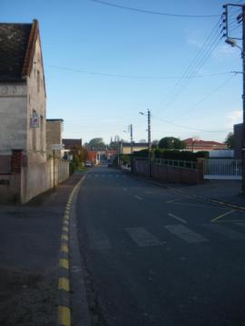 Vue de la Grande rue de Simencourt à hauteur de la mairie.