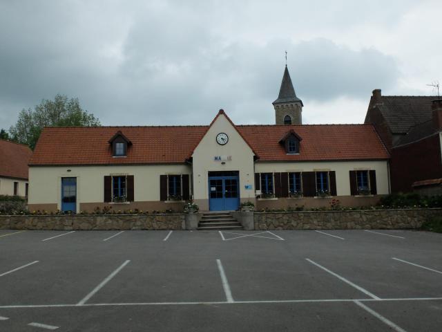 Vue de la mairie et d'un clocher d'église de Belle-et-Houllefort.
