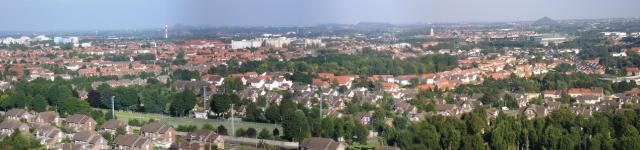 Vue panoramique de Lens, Pas-de-Calais prise par moi-même le 9 août 2005 depuis le site Écopôle 11/19 à Loos-en-Gohelle. Hemmer 17:29, 1…