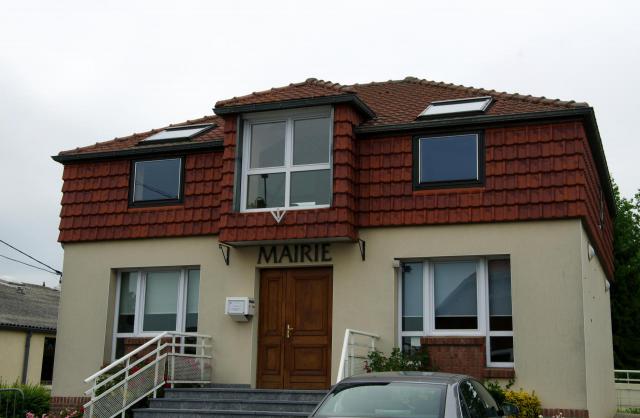 Écurie (Pas-de-Calais, France) - La mairie. .