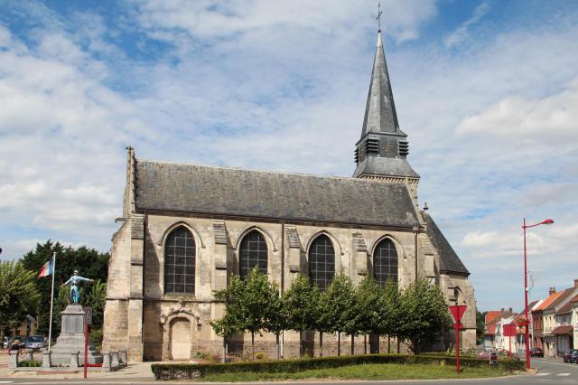 Aix-Noulette (Pas-de-Calais, France), la place Saint Germain, l'église (1531) et le monument aux morts de la guerre 1914-1918.