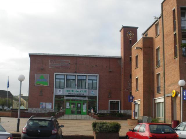 Vue de l'hôtel de ville de Sains-en-Gohelle.