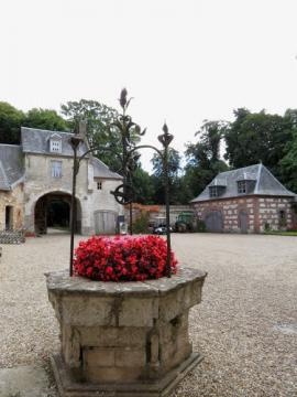 Nampont - Le golf et son château - Le puit dans la cour