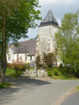 Vue de l'église Saint-Vaast et du monument aux morts de Rebreuve-sur-Canche.
