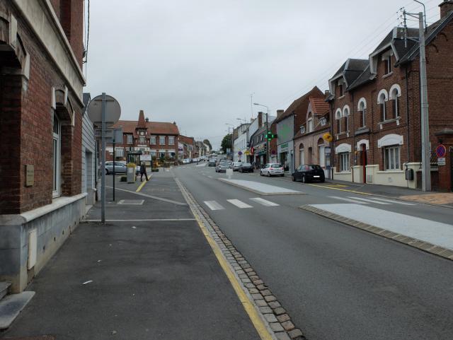 Route de Lens et place de la République à Sainte-Catherine (Pas-de-Calais).