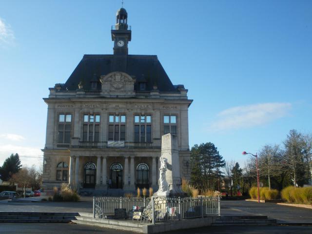 L'hôtel de ville et le monument aux morts de Calonne-Ricouart.