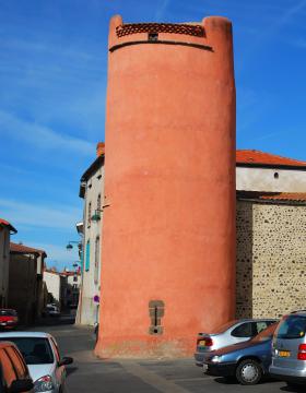 Dallet : tour, reste du rempart (Puy-de-Dôme, France).