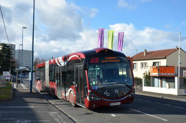 Irisbus Crealis Neo 18 n°820 de la ligne C du réseau T2C de Clermont Ferrand, près de l'arrêt Oradou Gantière.