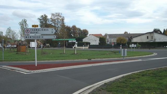 La RD 68 en direction de Chamalières (7 km) et Royat (5 km) et Montrodeix (1 km)Ensemble de panneaux implantés en 2009-2010, suite à la…