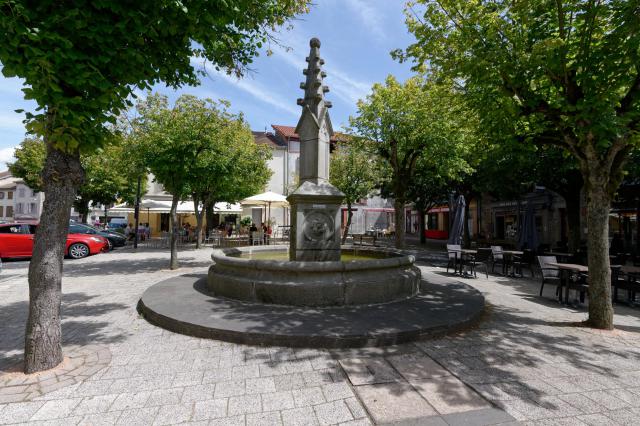 Fontaine de la place Saint-Jean à Ambert, Puy-de-Dôme.