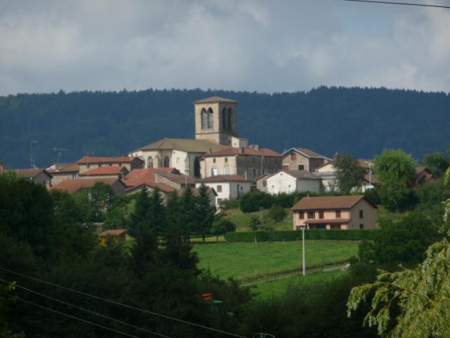 Vue sur le village de St-Amant-Roche-Savine.