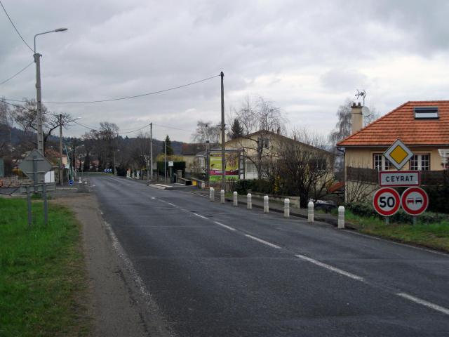 Entrée de Ceyrat par l'ancienne route nationale 89 (Puy-de-Dôme, Auvergne, France) en direction du centre-ville.