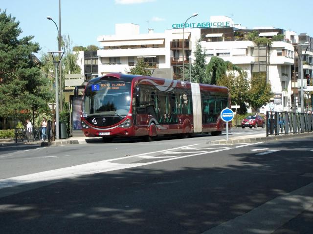 Irisbus Crealis Neo 18 quittant l'arrêt Europe sur la ligne B du réseau T2C (Royat Pl. Allard), à Chamalières, Puy-de-Dôme, Auvergne…