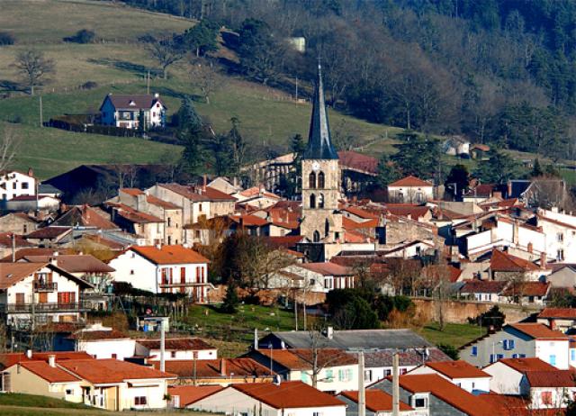 SAUXILLANGES (PdD) - L'arrivée sur le bourg.