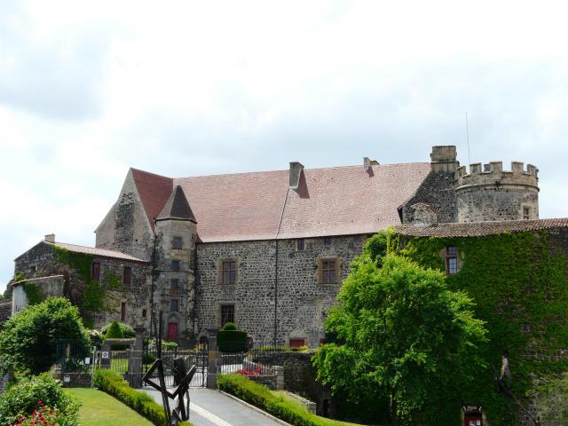 Le château de Saint-Saturnin, Puy-de-Dôme, France.