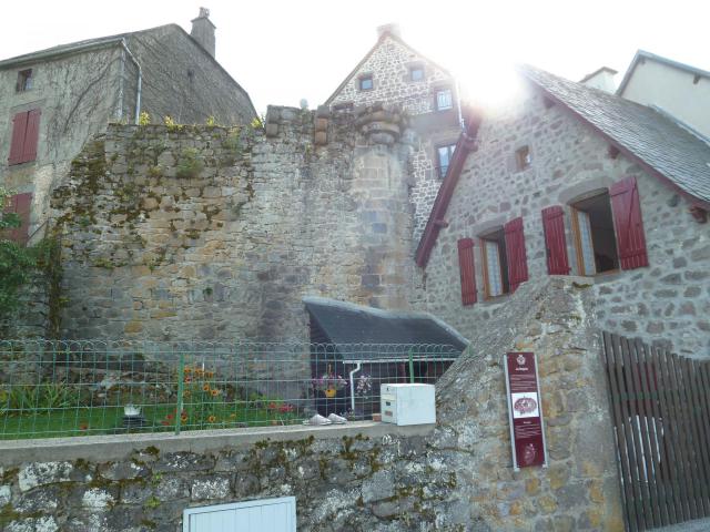 les remparts de la ville médiévale, Besse-et-Saint-Anastaise dans les Monts_Dore Puy-de-Dôme