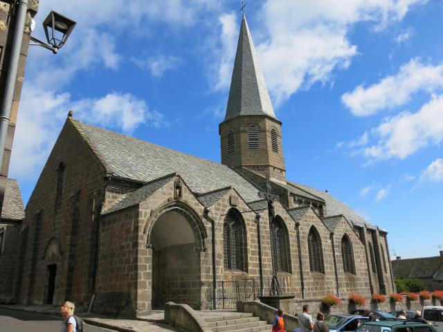 L'église Saint-André de Besse-et-Saint-Anastaise (Puy-de-Dôme) vue du sud-ouest.