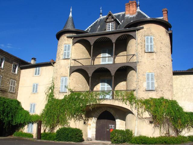 Façade logis abbatial du Moutier à Thiers, Puy de Dôme. Vestige d’une ancienne abbaye bénédictine fortifiée commandée de Cluny, Saône et…