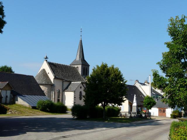 La place principale du village de Cros, Puy-de-Dôme, France.