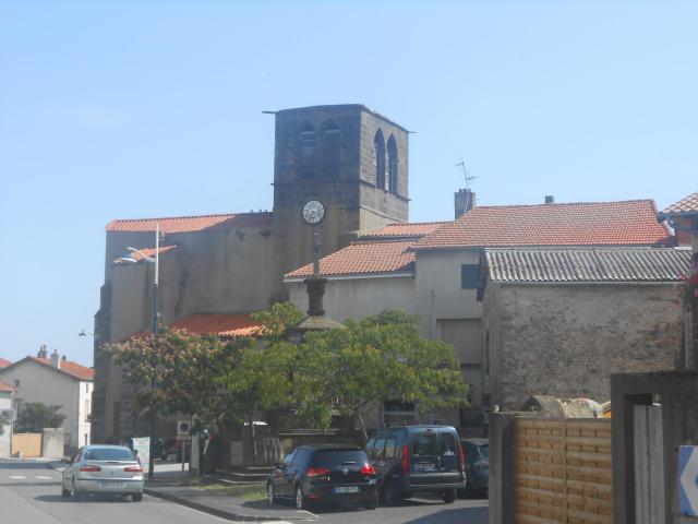 Portion du bourg de Saint-Bonnet près Riom et église Saint-Bonnet.