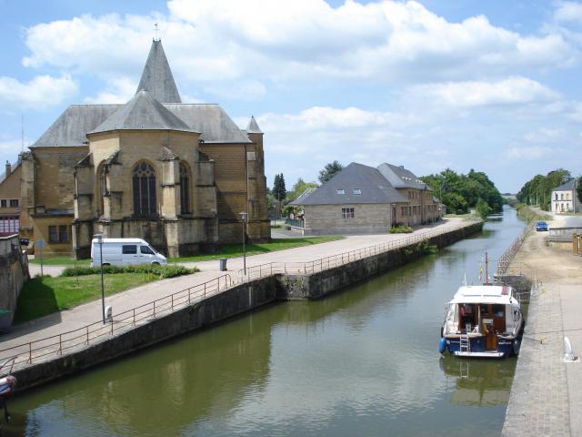 Le Chesne (Ardennes, Fr), church and Canal des Ardennes