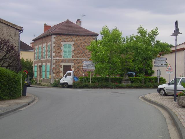 Intersection de la D 1093 (Vichy ↔ Pont-du-Château), directions: Pont-du-Château / Maringues; et la D 59, directions: Clermont-Ferrand /…