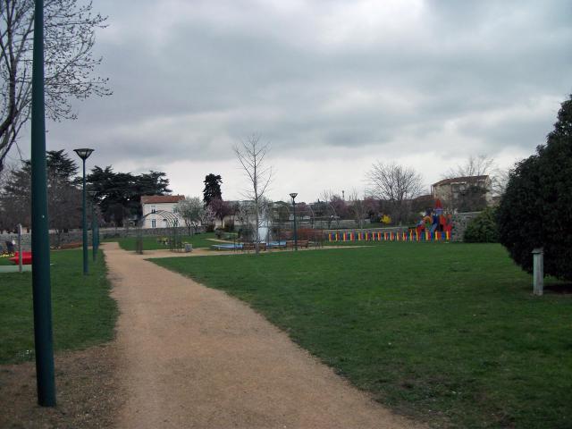 Parc municipal Franck Bayle à Aubière, Puy-de-Dôme, Auvergne, France, depuis l'avenue Jean Curabet