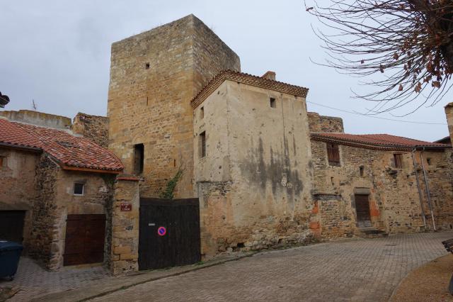 Vestige du Château de Boudes, place de l'église
