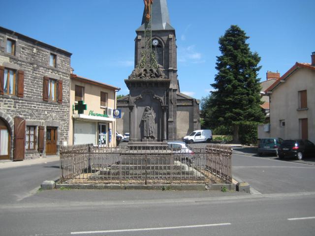 Place de l'église, Saint-Beauzire