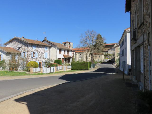 Rue du village de Beurières (Puy-de-Dôme, France).