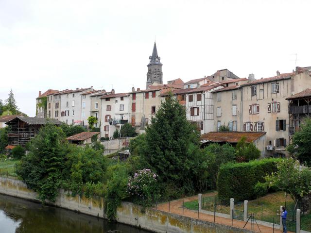 Maringues - La ville le long de la Morge vue du pont
