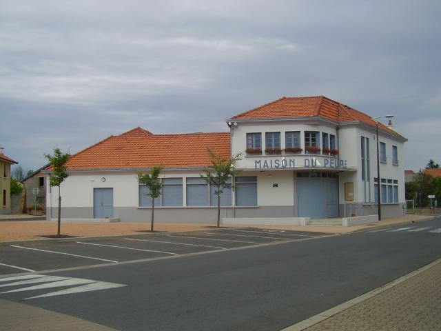"Maison du peuple" à Saint-Sylvestre-Pragoulin, Puy-de-Dôme, Auvergne, France (bas gauche: ralentisseur)