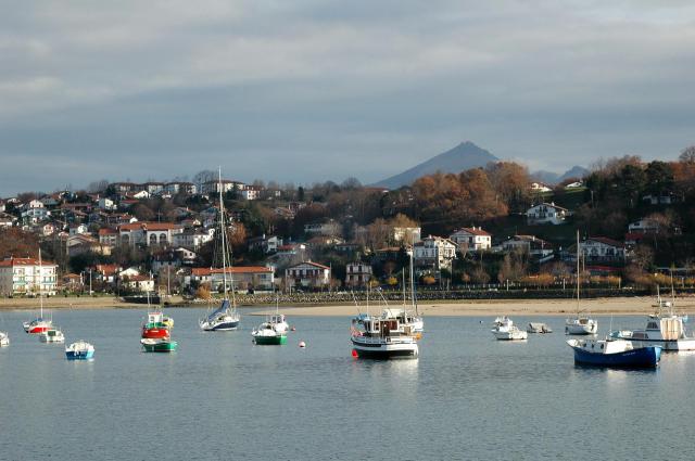Hendaye, le port de plaisance et la Rhune. Photo prise le 06/01/07 par Harrieta171
