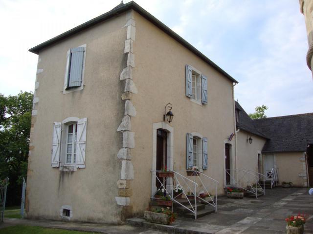 Lacommande (Pyr-Atl, Fr) town hall