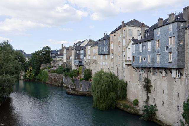 Oloron-Sainte-Marie (Pyrénées-Atlantiques, France) : maisons à encorbellement en ardoise, sur le gave d Aspe.