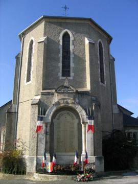 Monument aux morts et église de Lagor (Pyrénées-Atlantiques, France)