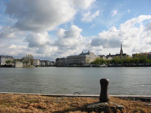 Bayonne vue de la rive droite de l'Adour Au premier plan, l'Adour, au niveau de l'Échaugette, marquant la confluence avec la Nive. Au…