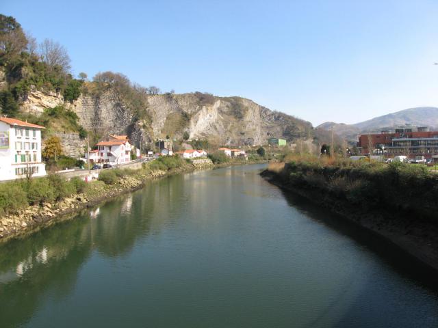La Bidassoa, vue vers l'est et vers l'amont depuis le pont de Béhobie. Le pont de Béhobie est à cheval entre la commune française…