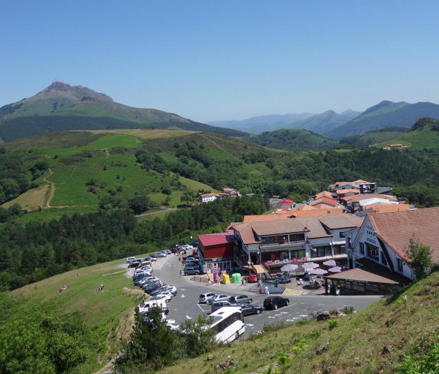 Col D'ibardin. En arrière plan, en haut à gauche : La Rhune