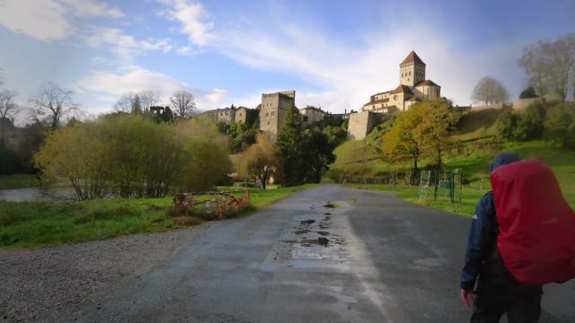 Arrivée des pèlerins de Compostelle dans la ville de Sauveterre de Béarn par la Via Lemovicensis