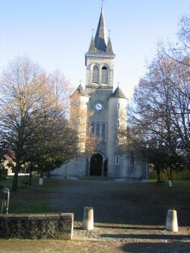 Orthez (France) : passé le Gave, s'étend le quartier Départ et se dresse son église.
